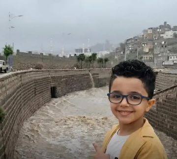 شاهد لحظة العثور على جثمان الطفل أيلول الذي جرفته السيول بتعز في خطوط التماس (فيديو)