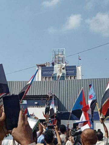 إعادة رفع صورة الرئيس الزبيدي فوق مقر عمومية الانتقالي