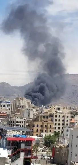 حريق يلتهم مصنعا في صنعاء.. وأعمدة الدخان تغطي سماء المنطقة