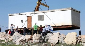 مستوطنون يقومون بوضع أساسات تمهيدا لبناء وتوسيع بؤرة استيطانية شرق رام الله