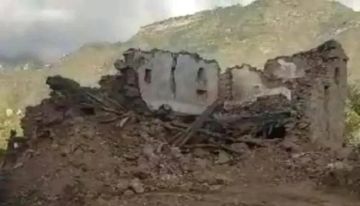 هربوا قبل الثواني الأخيرة! عائلة من 10 أفراد تنجو بأعجوبة من انهيار منزلها في إب