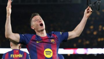 ليفاندوفسكي يرد على أنباء رحيله عن برشلونة