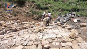 وكيل محافظة المحويت يطلع على سير العمل في مبادرة مجتمعية بمديرية الرجم