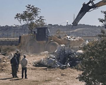 العدو الإسرائيلي يهدم غرفة زراعية في حوسان غرب بيت لحم ويصيب فلسطيني شمال القدس