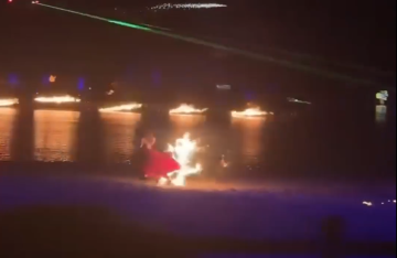 الصين.. اشتعال النيران براقصة أثناء عرض فني