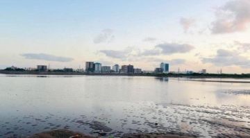 ارتفاع ملحوظ في منسوب مياه البحر بسواحل عدن بسبب مد الربيع 