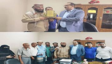لحج: أمين عام المجلس المحلي يكرم مدير عام طور الباحة بدرع الوفاء والاخلاص تقديرا لجهوده المتميزة