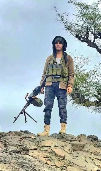 صرخات الاستغاثة سمعها أهل القرية.. طفل يتحول إلى شاب مقاتل بعد مقتل أمه بقصف الحوثيين