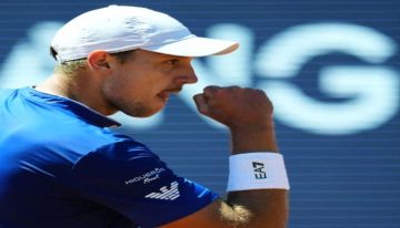 الصربي ميديدوفيتش يواصل مغامرته في بطولة برشلونة للتنس بتأهله للنصف النهائي