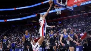 ماكولوم يقود هوكس لفوز صعب على نيكس بدوري السلة الأمريكي