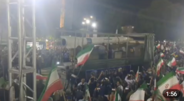 الجيش الإيراني يستعرض صواريخ باليستية في تظاهرات ليلية قبيل انتهاء الهدنة