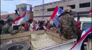 المتظاهرون يفتحون الطريق المغلق بمدخل مديرية المعلا ويتوجهون نحو التواهي