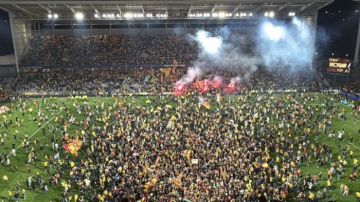 جماهير لانس تقتحم الملعب بعد التأهل لنهائي كأس فرنسا