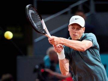 الإيطالي سينر والنمساوية بوتابوفا يتأهلان لنصف نهائي بطولة مدريد للتنس