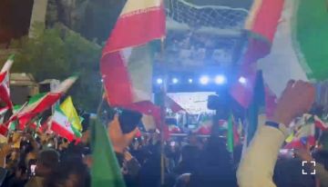 تظاهرات ليلية وحضور شعبي في مدن إيرانية وسط أمطار غزيرة في طهران وشهرکرد