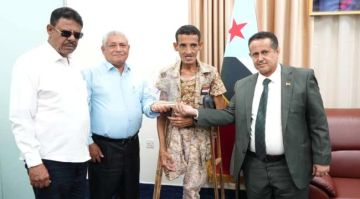 بتوجيهات الرئيس الزبيدي..الحالمي يكرم البطل الجريح علوي عبدالله بدرع الصمود