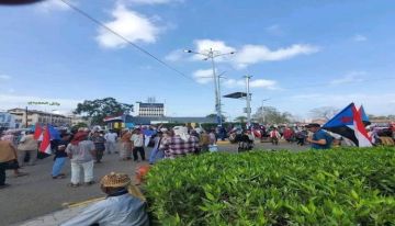 احتشاد جماهيري مهيب دعما لعودة مقرات الإنتقالي الجنوبي بالعاصمة عدن