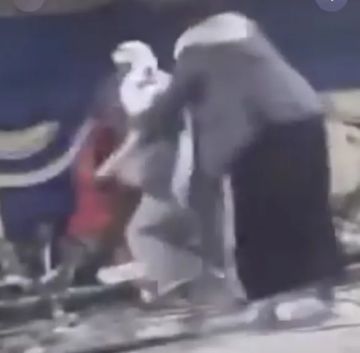 شاهد.. مشرف حوثي يكسر مكبرات الصوت لمنع الغناء في أحد الأعراس (فيديو)