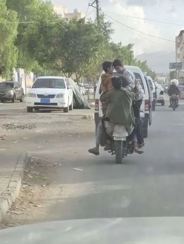 أين الأهالي؟.. مشهد يصيب بالقشعريرة لأطفال يتحدين الموت في شوارع العاصمة أين الأهالي؟.. مشهد يصيب بالقشعريرة لأطفال يتحدين الموت في شوارع العاصمة