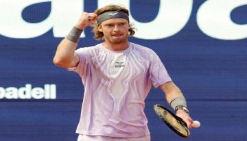 روبليف يقترب من لقب بطولة برشلونة للتنس بتأهله إلى النهائي