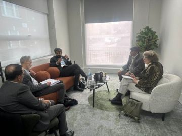 البيض يستعرض التطورات في الجنوب مع صحفيين بريطانيين البيض يستعرض التطورات في الجنوب مع صحفيين بريطانيين