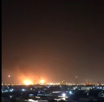 السعودية تحت القصف.. انفجارات وصواريخ تستهدف منشأة الجبيل الصناعية