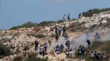 مستوطنون ينفذون أعمال تجريف لأراضي فلسطينيين مستوطنون ينفذون أعمال تجريف لأراضي فلسطينيين