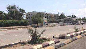 بحثا عن تساؤلات شطبهم من قوائم الكشوفات بعد تسجيلهم أبواب منظمة المساعدات الإنسانية في عدن موصدة