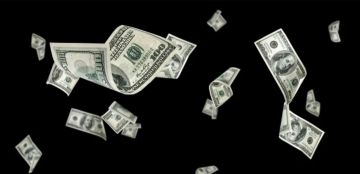 سماء تمطر دولارات: امرأة تثير فوضى بإلقاء ثروة من شرفة منزلها.. ما القصة؟