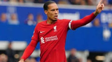 فان دايك يقود ليفربول للفوز 2-1 في الوقت القاتل على إيفرتون بالدوري