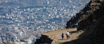 قناص يصطاد ثمانينيا في تعز.. وطالبات مدرسة ينقذن حياته من الموت