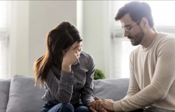 ضعف الثقة بالنفس عند الزوجة: كيف تعيد إليها بريق ذاتها؟