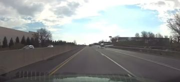 مشهد صادم للسائقين.. طائرة تهبط فجأة على طريق سريع