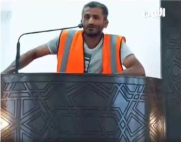 عامل يمني يبهر المصلين بإلقاء خطبة عصماء في أحد مساجد السعودية بعد تأخر الخطيب (فيديو)