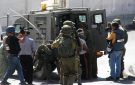 قوات العدو الإسرائيلي تعتقل طفلا وشابا فلسطينيين شمال رام الله والخليل