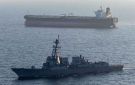 مدمرة أمريكية تعترض مسار ناقلة نفط متجهة للموانئ الإيرانية