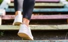 صعود الدرج.. سر يومي بسيط يعزز قوة عظامك ويقيك المشاكل المستقبلية