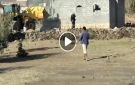 على الطريقة الإسرائيلية.. مليشيا الحوثي تستقدم جرافة وتهدم منزل مواطن نازح شمال صنعاء (فيديو)