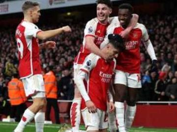 أرسنال يحتفل بلقب الدوري الإنكليزي بعد يوم من الخيبة الأوروبية