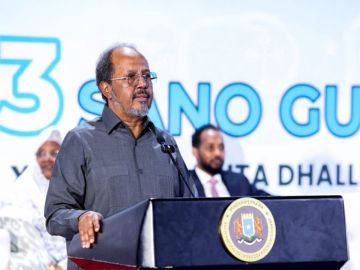 الرئيس الصومالي يعلن بدء تطبيق الدستور الجديد بشكل رسمي الرئيس الصومالي يعلن بدء تطبيق الدستور الجديد بشكل رسمي