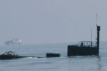قائد البحرية الايرانية يكشف عن استخدام غواصات دولفين في مضيق هرمز