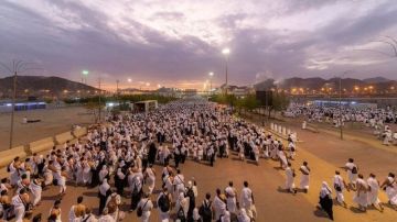 حجاج بيت الله ينفرون من عرفات إلى مزدلفة حجاج بيت الله ينفرون من عرفات إلى مزدلفة