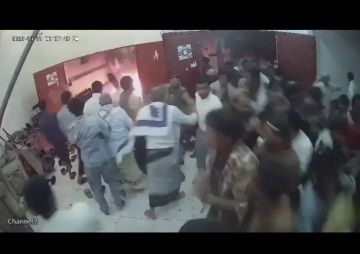 شاهد .. مواطن يشعل النار في جسده عقب خروجه من أحد المساجد بمأرب (فيديو)