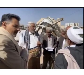 شاهد بالفيديو كيف كان ردة الفعل الغريبة من وزير حوثي عند اكتشافه ان المنزل الذي أمر بهدمه مالكه هاشمي شاهد بالفيديو كيف كان ردة الفعل الغريبة من وزير حوثي عند اكتشافه ان المنزل الذي أمر بهدمه مالكه هاشمي