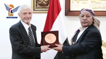 رئيس مجلس النواب يكرم المهندس أحمد الأنسي بدرع المجلس