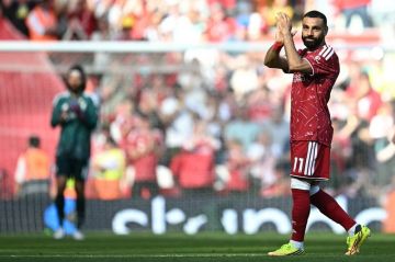 محمد صلاح يودع جماهير ليفربول على ملعب أنفيلد محمد صلاح يودع جماهير ليفربول على ملعب أنفيلد