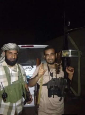 نشطاء وإعلاميون يتداولون صورة قديمة لمحافظ أبين ويعلنون دعمهم الكامل لقيادته