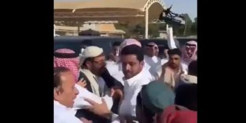 سلطان العرادة يتعرض لموقف محرج أثناء مراسم تشييع الرئيس الراحل هادي - فيديو سلطان العرادة يتعرض لموقف محرج أثناء مراسم تشييع الرئيس الراحل هادي - فيديو