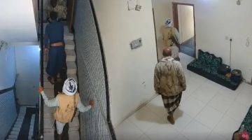 طفل يصرخ عوائل.. عوائل.. عناصر حوثية تقتحم منزل رجل اعمال في إب وتروع أسرته - فيديو طفل يصرخ عوائل.. عوائل.. عناصر حوثية تقتحم منزل رجل اعمال في إب وتروع أسرته - فيديو