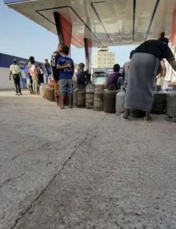  عيد بلا طبخ .. كارثة غاز تضرب عدن قبل الأضحى و70 سيارة عالقة في الطابور!